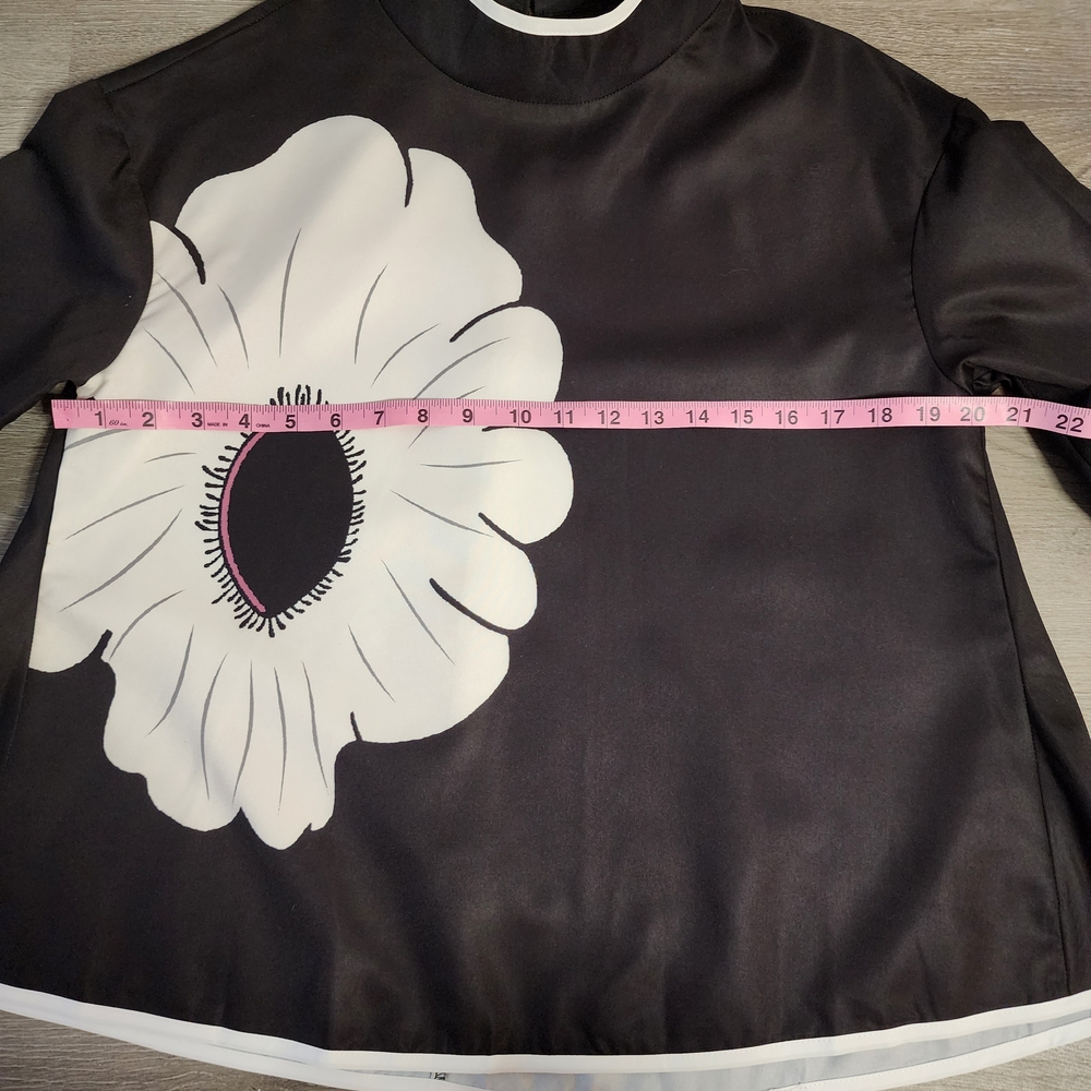 UOOZEE Black & White Floral Loose Fit Blouse Size M | 3/4 Sleeve Statement Top - Picture 9 of 10